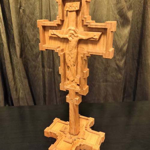 Crucifix cu suport manufacturat din lemn de cires. Cruce detasabila. Inaltime ansamblu 40 cm
