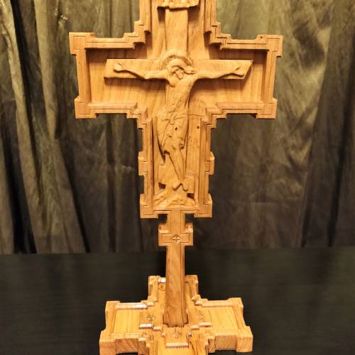 Crucifix cu suport manufacturat din lemn de cires. Cruce detasabila. Inaltime ansamblu 40 cm
