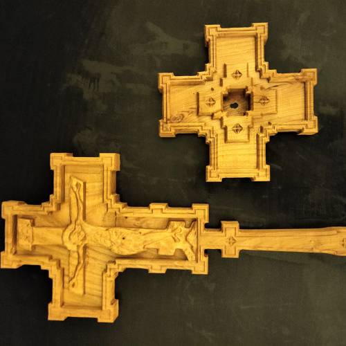 Crucifix cu suport manufacturat din lemn de cires. Cruce detasabila. Inaltime ansamblu 40 cm