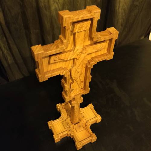 Crucifix cu suport manufacturat din lemn de cires. Cruce detasabila. Inaltime ansamblu 40 cm